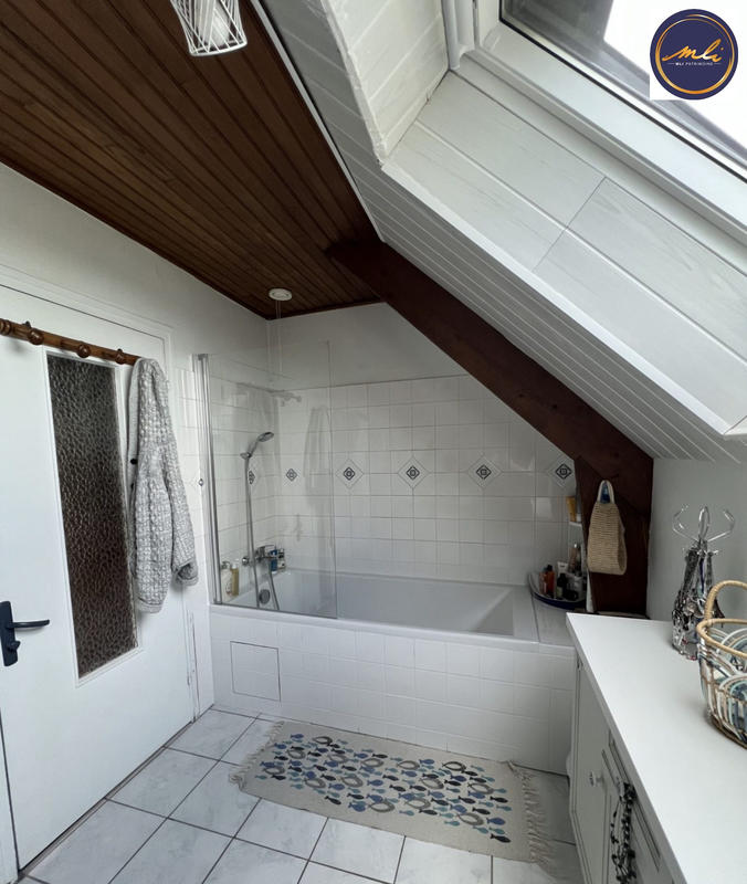 Maison traditionnelle - 187 m² - 8 pièces