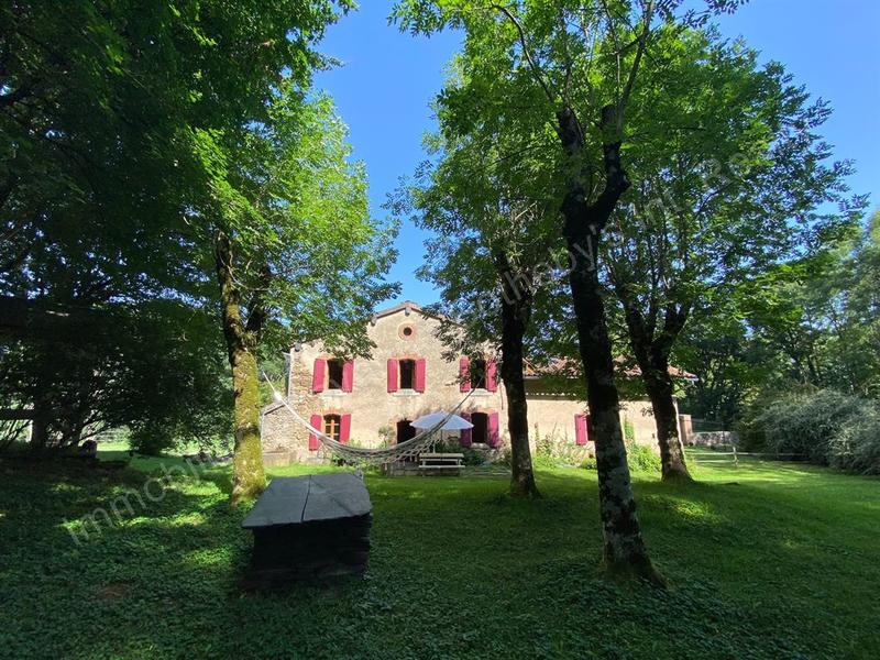 Maison - 360 m² - 8 pièces