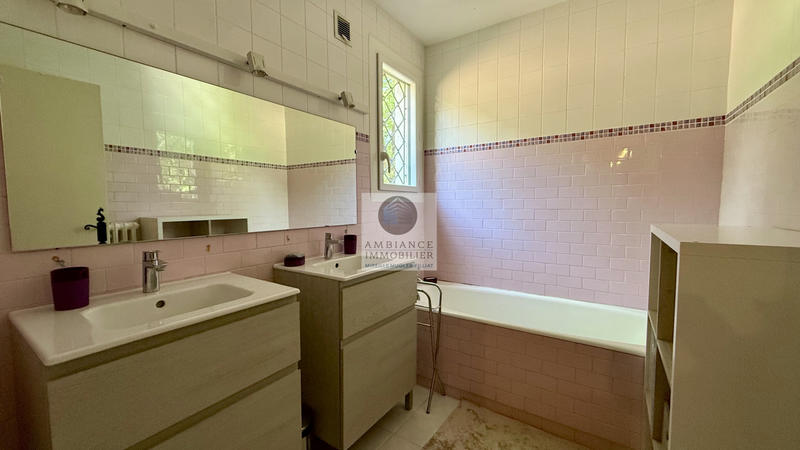 Maison - 230 m² - 9 pièces