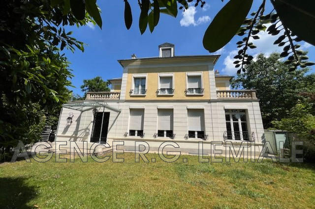 Maison - 326 m² - 12 pièces