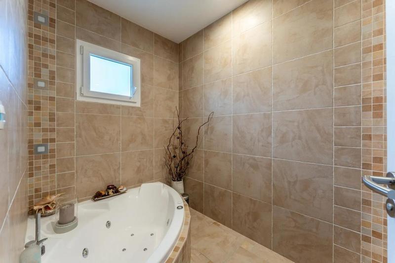 Propriété - 215 m² - 9 pièces