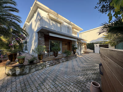 Maison - 205 m² - 6 pièces