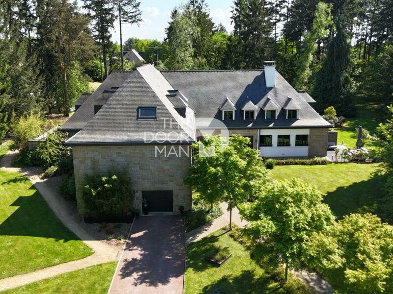 Propriété - 1 051 m² - 20 pièces