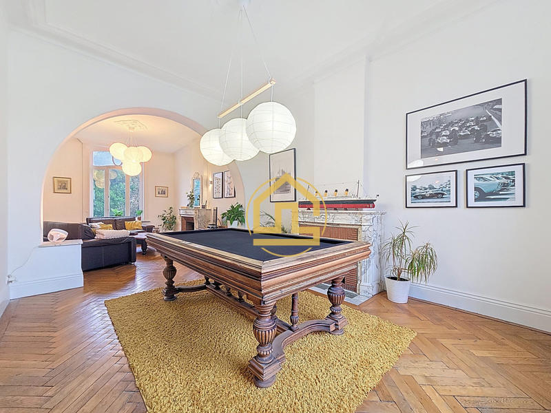 Maison - 275 m² - 10 pièces