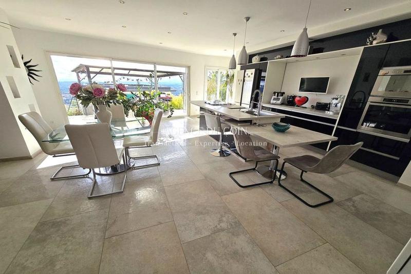 Villa - 300 m² - 12 pièces