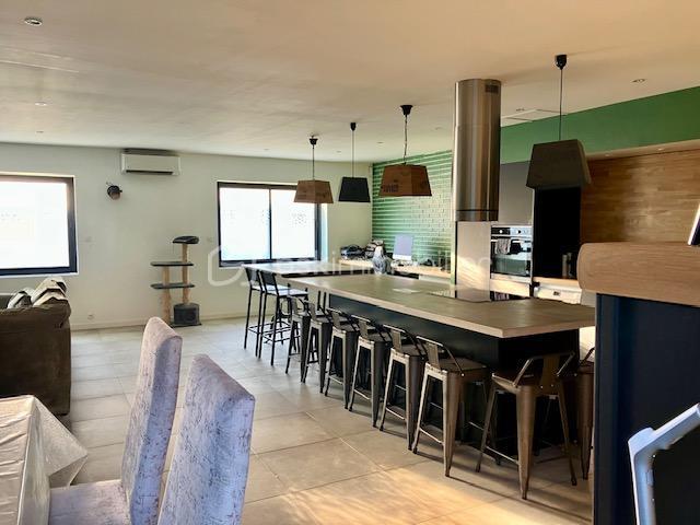 Maison - 650 m² - 12 pièces