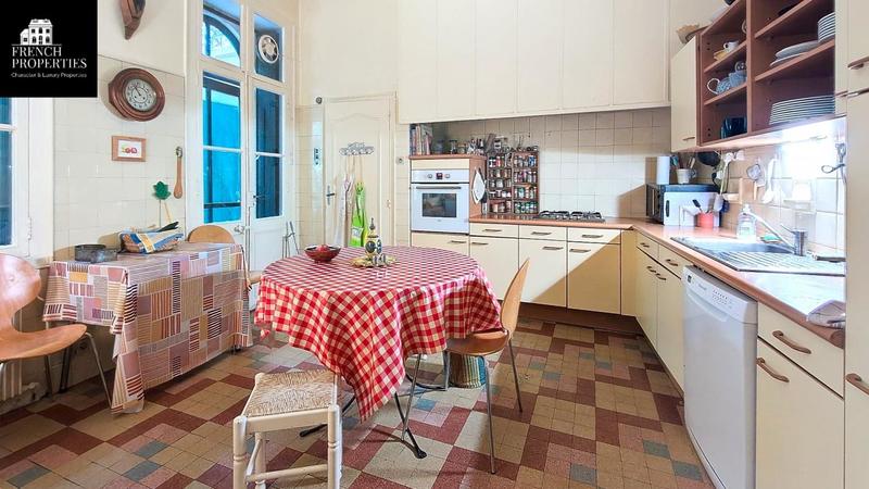 Demeure - 300 m² - 11 pièces