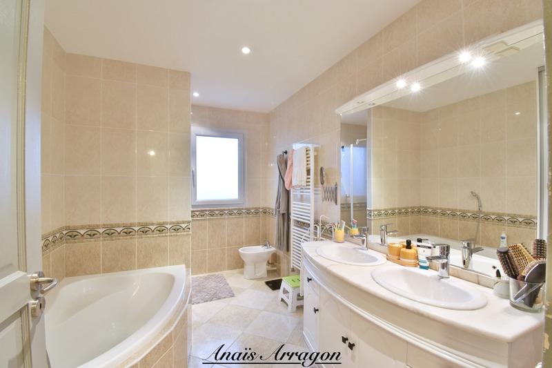 Maison - 232 m² - 8 pièces