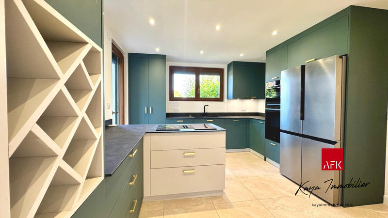 Maison - 235 m² - 7 pièces