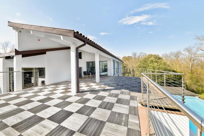 Maison - 402 m² - 9 pièces