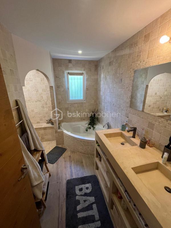 Maison - 166 m² - 8 pièces