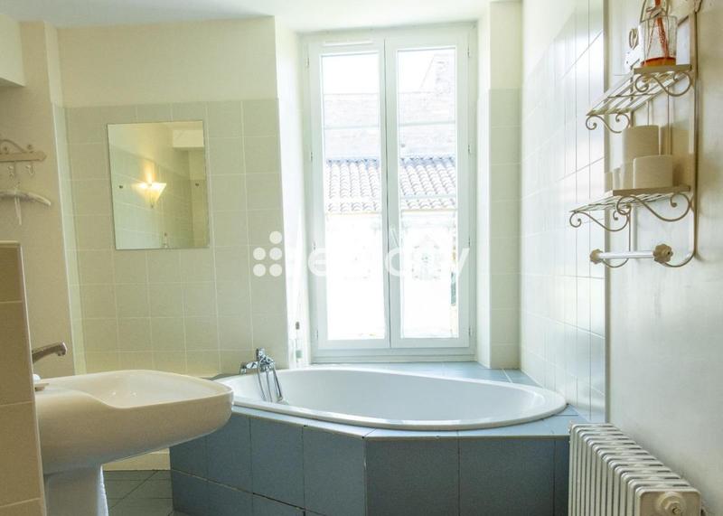 Maison - 277 m² - 12 pièces