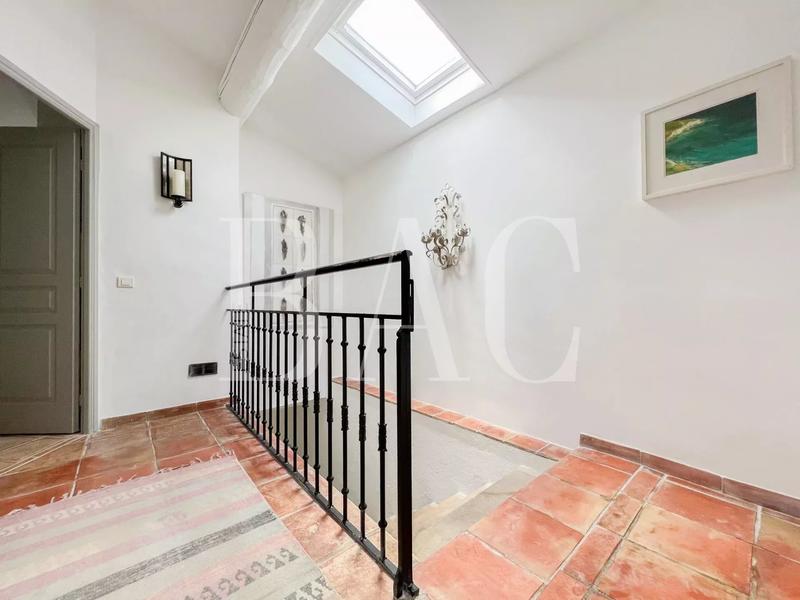 Villa - 300 m² - 8 pièces