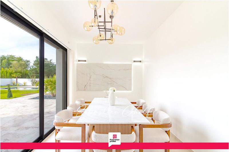 Maison - 220 m² - 9 pièces