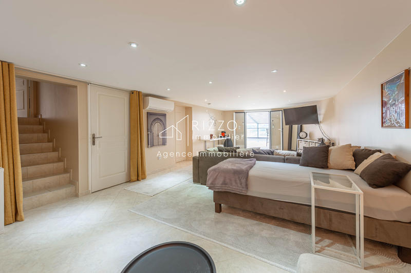 Maison - 242 m² - 8 pièces