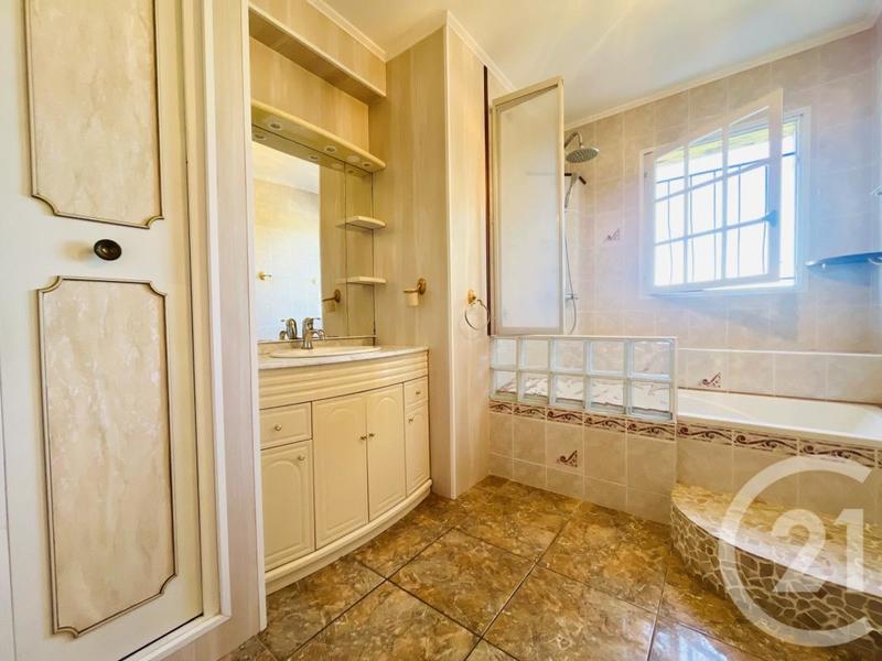 Maison - 216 m² - 7 pièces