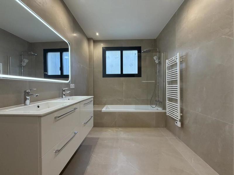 Maison - 212 m² - 6 pièces