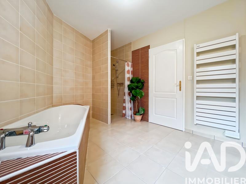 Maison - 239 m² - 8 pièces