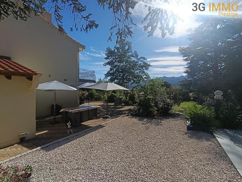 Villa - 247 m² - 8 pièces