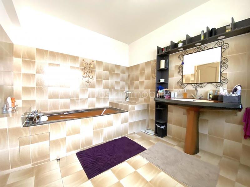 Propriété - 330 m² - 9 pièces