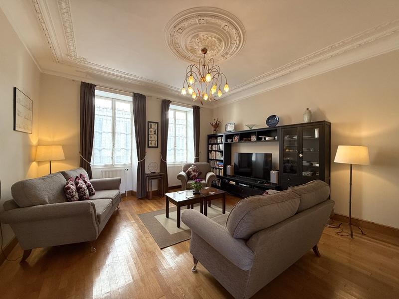 Maison - 238 m² - 7 pièces