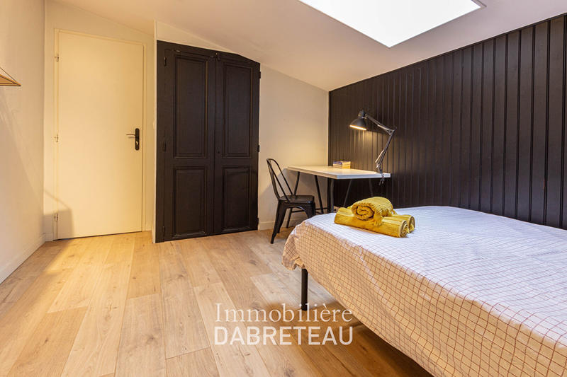 Chambre - 150 m² - 9 pièces