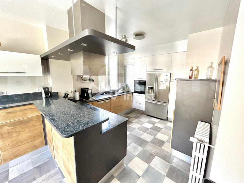 Maison - 240 m² - 8 pièces