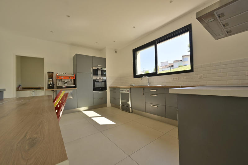 Maison - 202 m² - 5 pièces