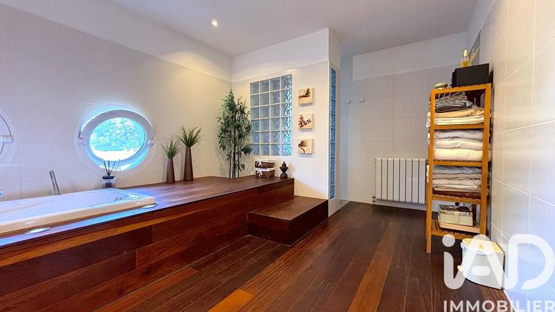 Maison - 260 m² - 9 pièces