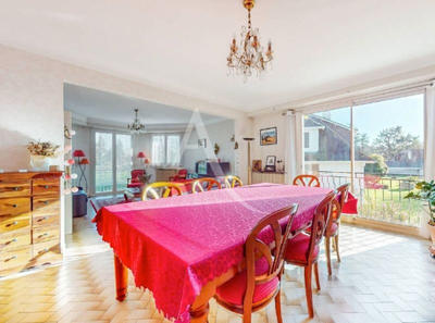 Maison - 277 m² - 9 pièces