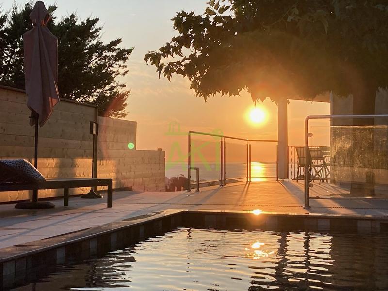 Maison traditionnelle - 266 m² - 11 pièces