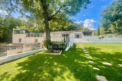 Maison - 296 m² - 4 pièces