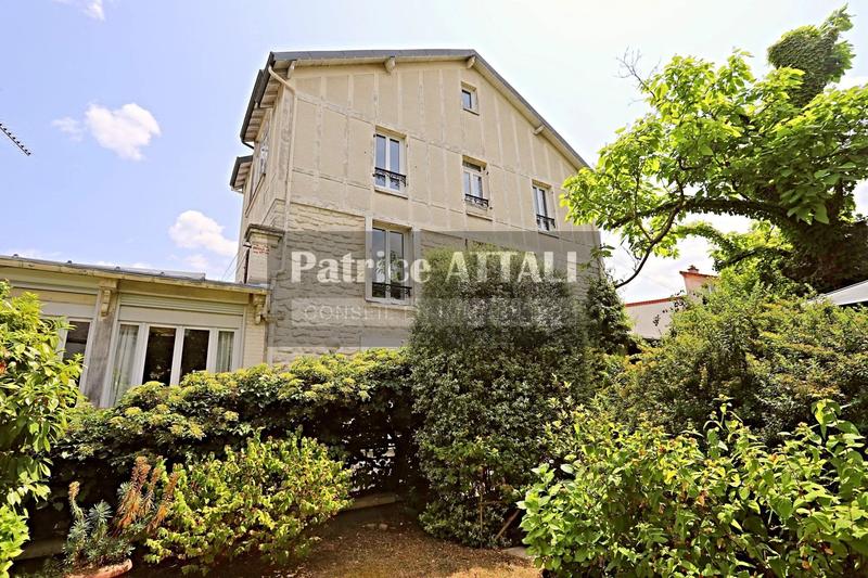 Maison - 420 m² - 12 pièces