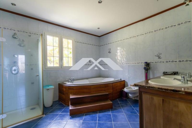 Villa - 264 m² - 9 pièces