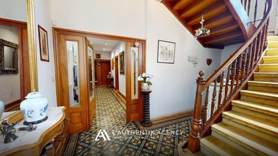 Maison - 240 m² - 7 pièces