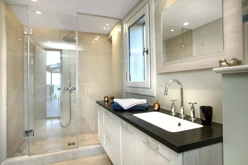 Villa - 300 m² - 8 pièces