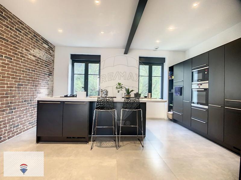 Maison - 202 m² - 9 pièces