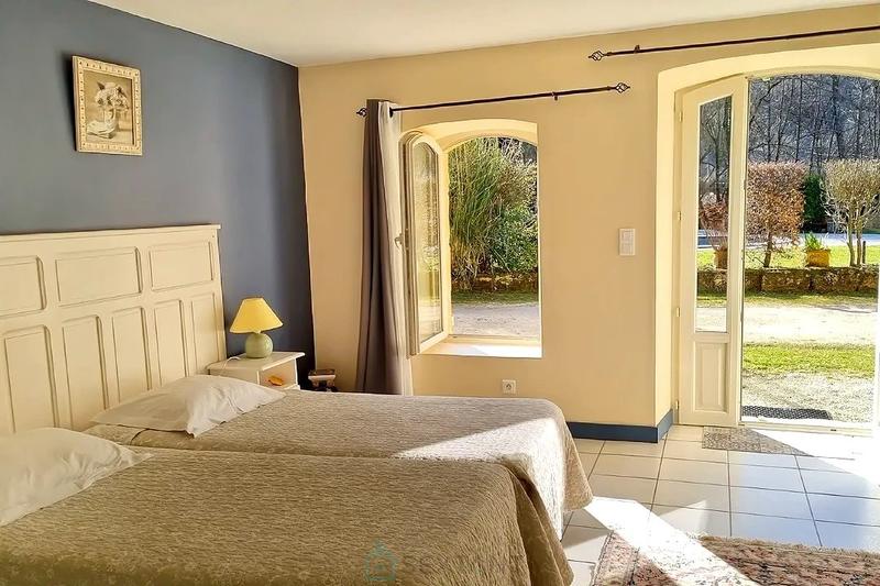 Maison - 360 m² - 19 pièces