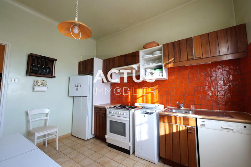 Maison - 240 m² - 9 pièces