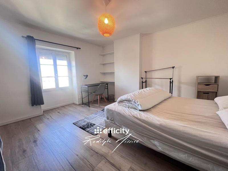 Maison - 240 m² - 8 pièces