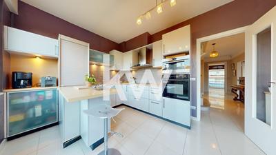 Maison - 270 m² - 8 pièces