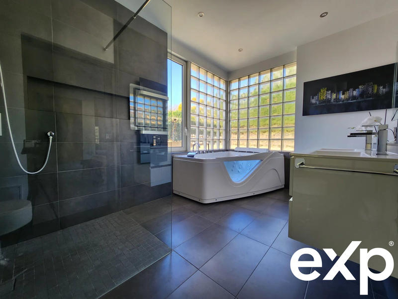 Villa - 205 m² - 6 pièces