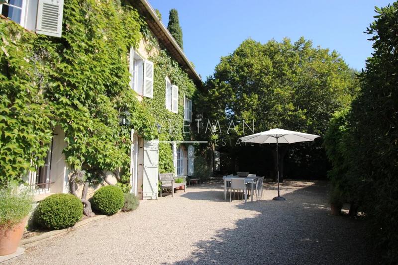 Maison - 300 m² - 10 pièces