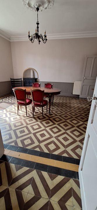 Maison - 1 500 m² - 40 pièces