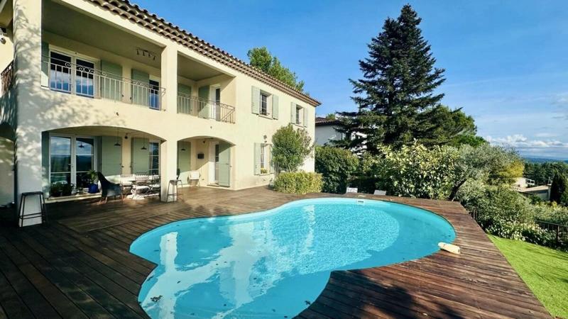 Villa - 220 m² - 8 pièces