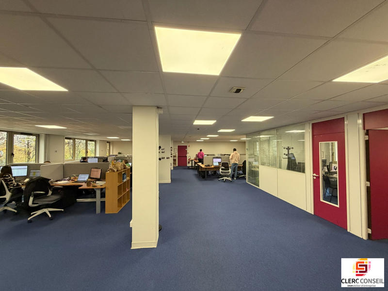 Bureau - 1 143 m²