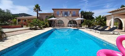 Maison - 290 m² - 8 pièces