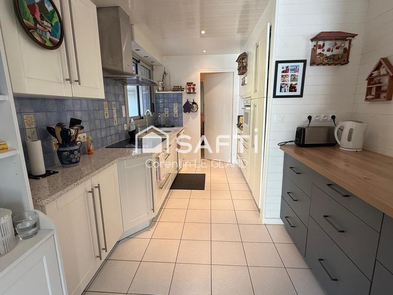 Maison - 230 m² - 8 pièces