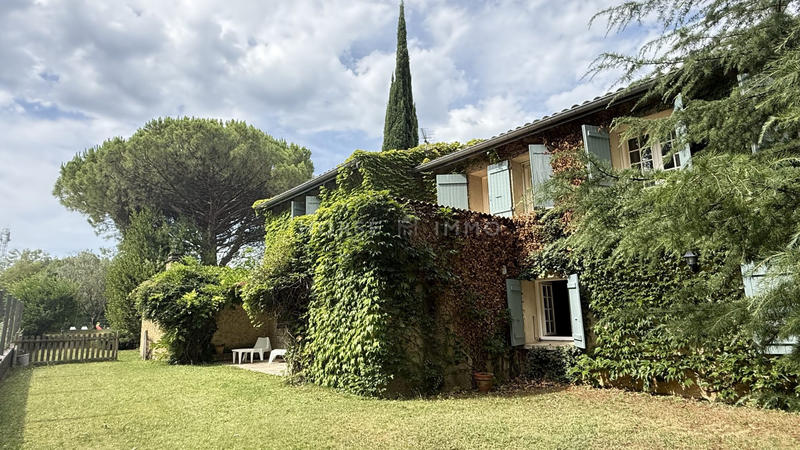 Maison - 300 m² - 8 pièces