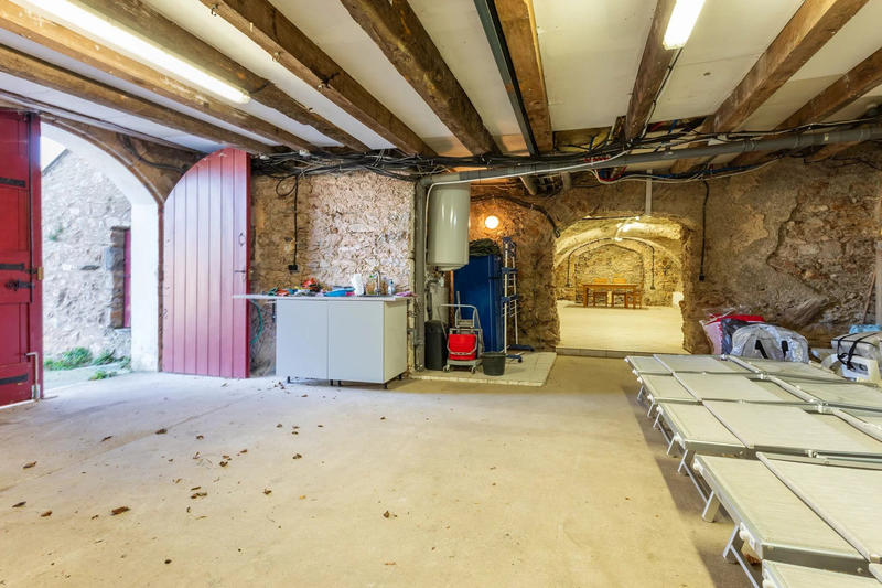 Maison - 330 m² - 10 pièces